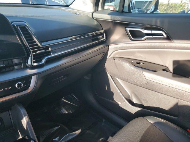 Photo of 2025 Glacial White Pearl Kia Sportage