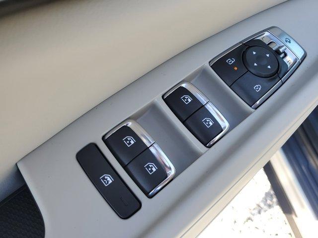 Photo of 2025 Ivory Silver Kia Carnival Hybrid