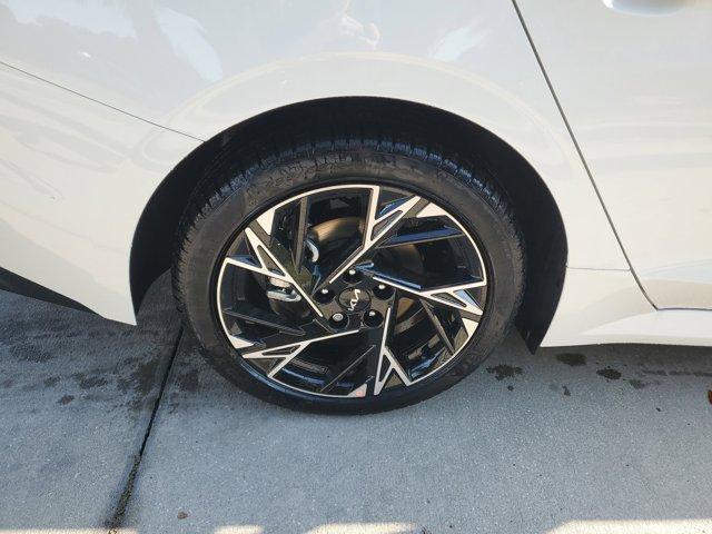 Photo of 2025 Snow White Pearl Kia K5