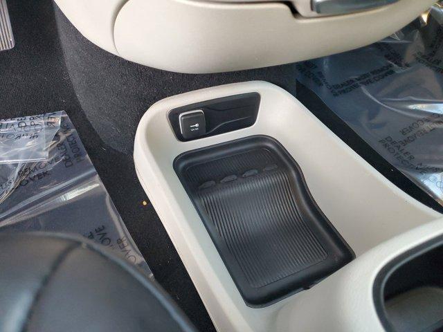 Photo of 2023 Brilliant Black Crystal Pearlcoat Chrysler Pacifica