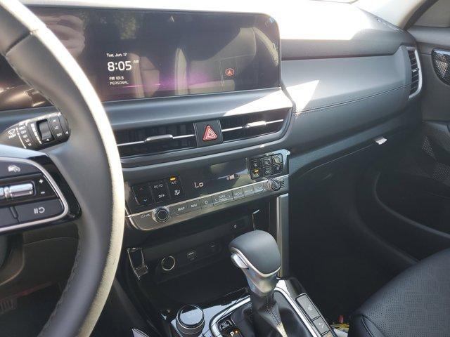 Photo of 2025 Snow White Pearl Kia Seltos