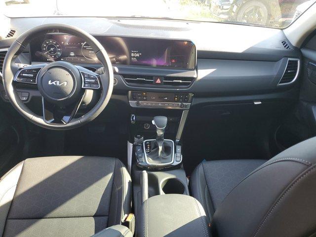Photo of 2025 Snow White Pearl Kia Seltos