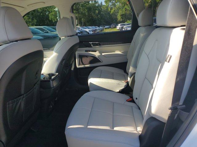Photo of 2025 Glacial White Pearl Kia Telluride