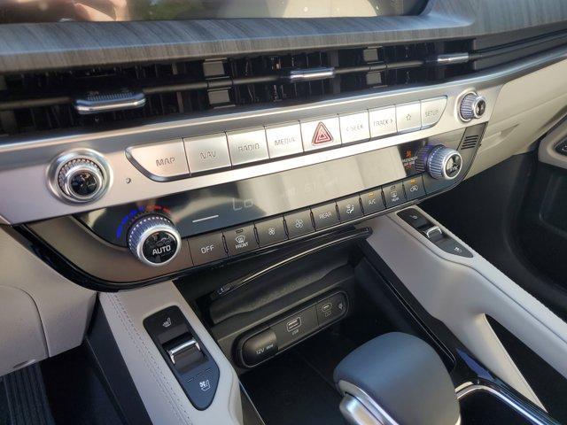 Photo of 2025 Glacial White Pearl Kia Telluride