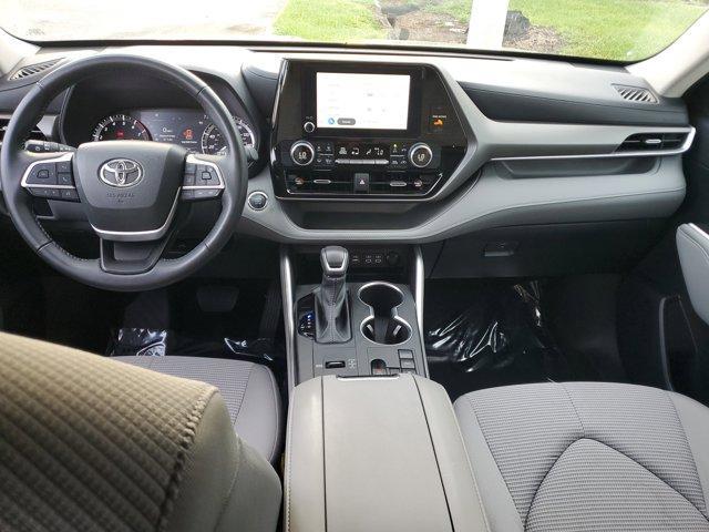Photo of 2023 Magnetic Gray Metallic Toyota Highlander