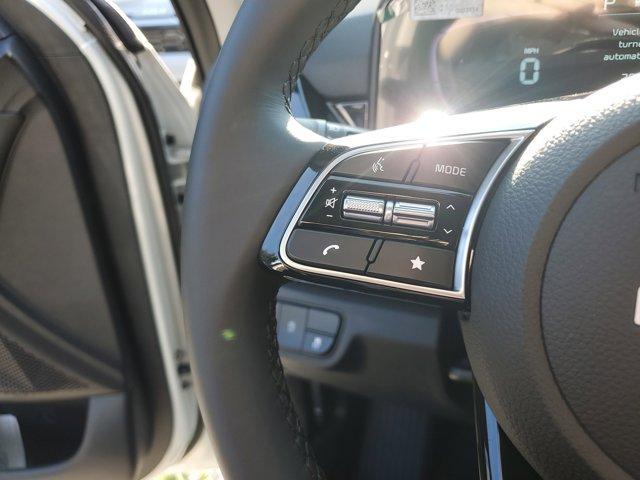 Photo of 2025 Clear White / Black Roof Kia Seltos