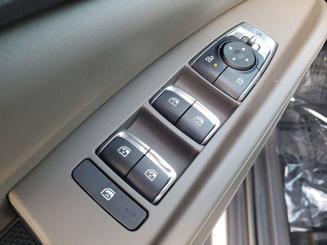 Photo of 2025 Ivory Silver Kia Carnival