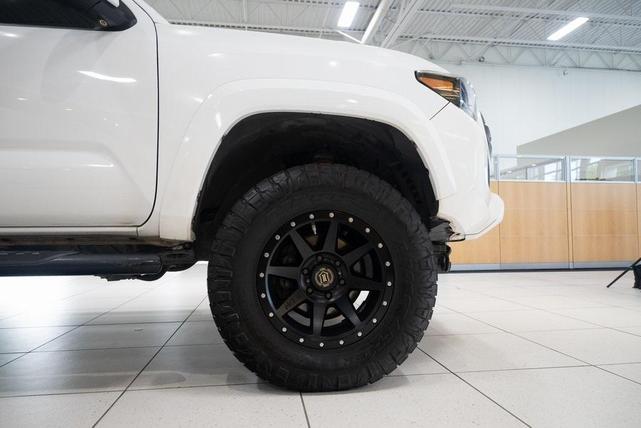 Photo of 2017 Super White Toyota Tacoma