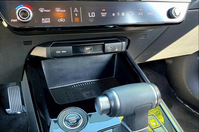 Photo of 2023 Aurora Black Pearl Kia Niro