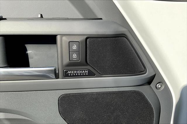 Photo of 2025 Fuji White Land Rover Defender