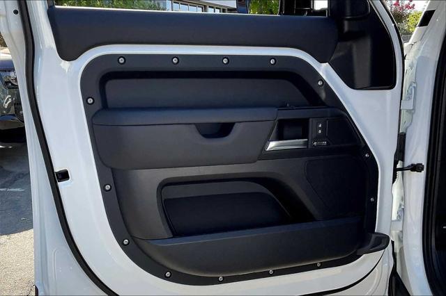 Photo of 2025 Fuji White Land Rover Defender