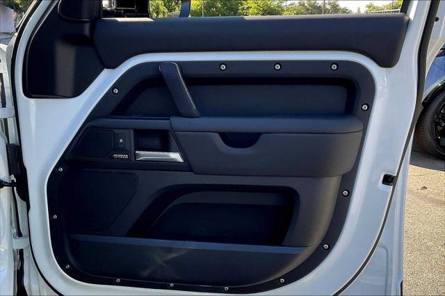 Photo of 2025 Fuji White Land Rover Defender