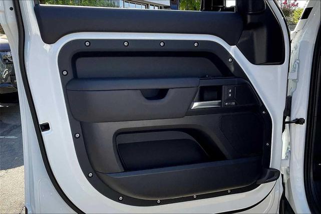 Photo of 2025 Fuji White Land Rover Defender