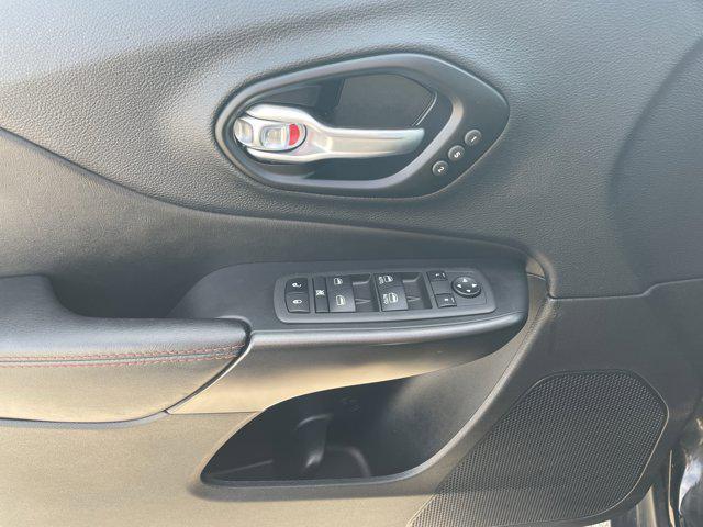 Photo of 2022 Diamond Black Crystal Pearlcoat Jeep Cherokee