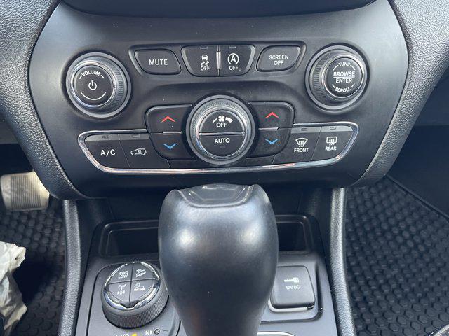 Photo of 2022 Diamond Black Crystal Pearlcoat Jeep Cherokee