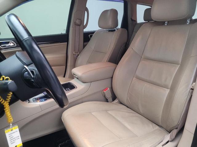 Photo of 2017 Granite Crystal Metallic Clearcoat Jeep Grand Cherokee