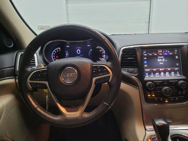 Photo of 2017 Granite Crystal Metallic Clearcoat Jeep Grand Cherokee