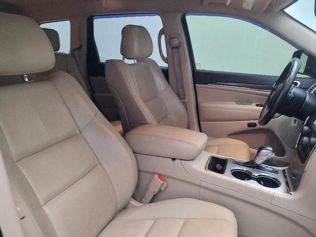 Photo of 2017 Granite Crystal Metallic Clearcoat Jeep Grand Cherokee