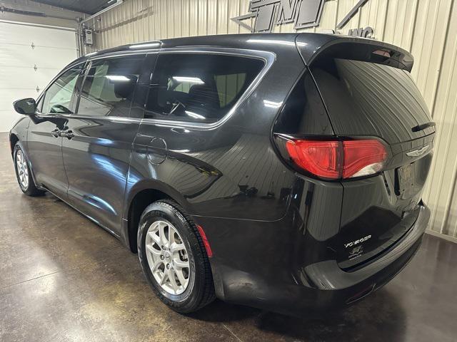 Photo of 2021 Brilliant Black Crystal Pearlcoat Chrysler Voyager