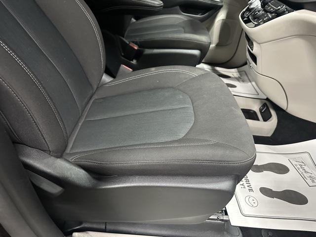 Photo of 2021 Brilliant Black Crystal Pearlcoat Chrysler Voyager