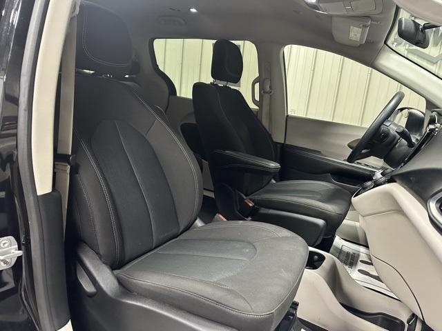 Photo of 2021 Brilliant Black Crystal Pearlcoat Chrysler Voyager