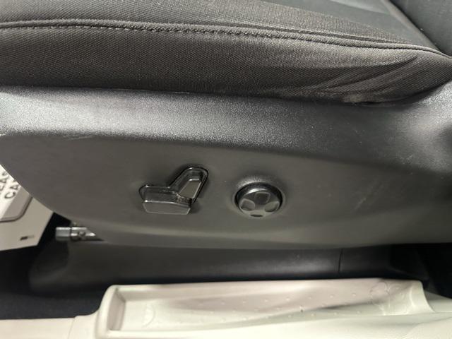 Photo of 2021 Brilliant Black Crystal Pearlcoat Chrysler Voyager