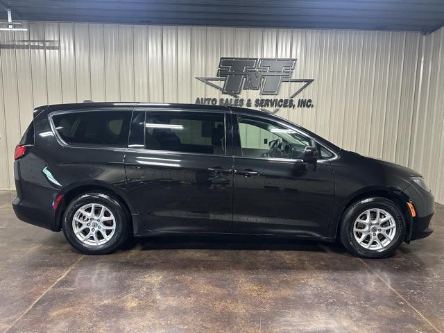 Photo of 2021 Brilliant Black Crystal Pearlcoat Chrysler Voyager
