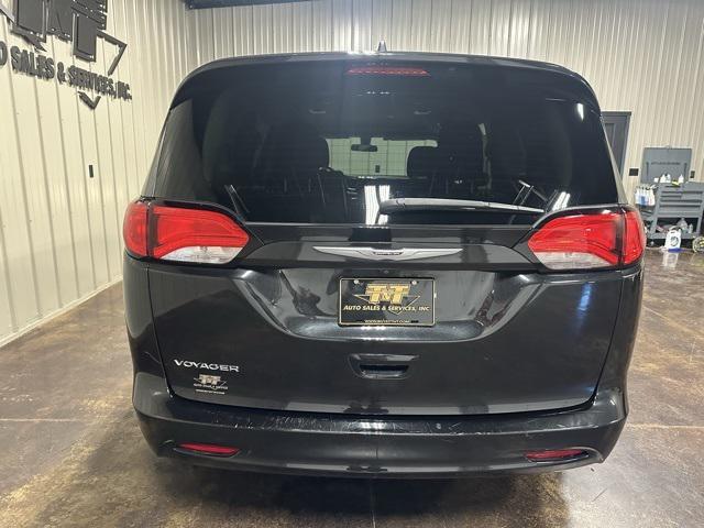 Photo of 2021 Brilliant Black Crystal Pearlcoat Chrysler Voyager
