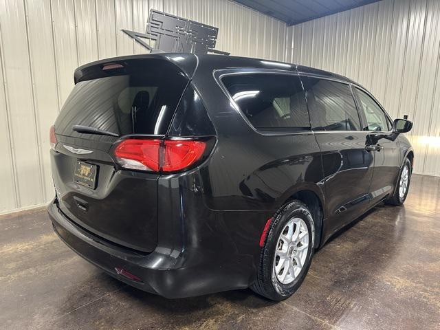 Photo of 2021 Brilliant Black Crystal Pearlcoat Chrysler Voyager