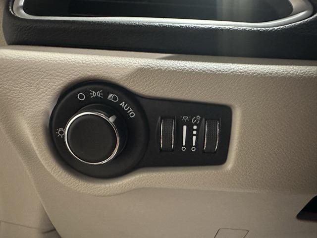 Photo of 2021 Brilliant Black Crystal Pearlcoat Chrysler Voyager