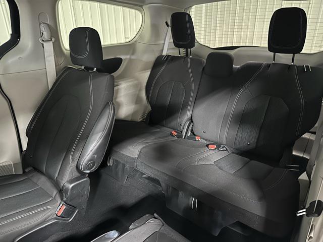 Photo of 2021 Brilliant Black Crystal Pearlcoat Chrysler Voyager
