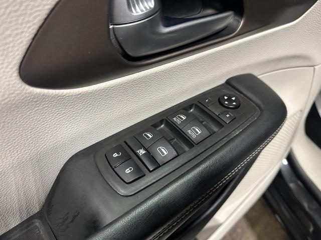 Photo of 2021 Brilliant Black Crystal Pearlcoat Chrysler Voyager