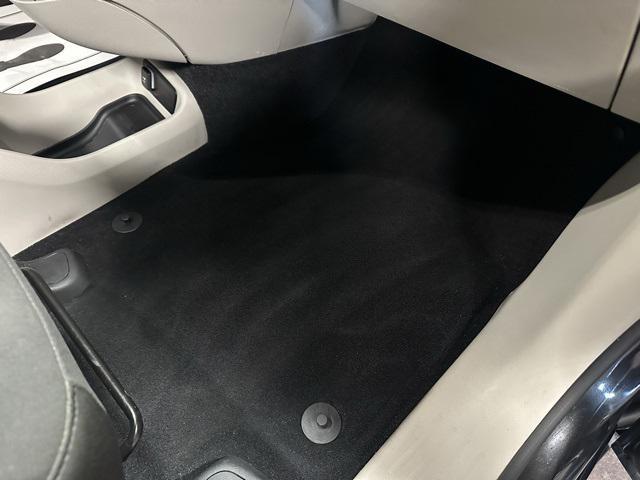 Photo of 2021 Brilliant Black Crystal Pearlcoat Chrysler Voyager