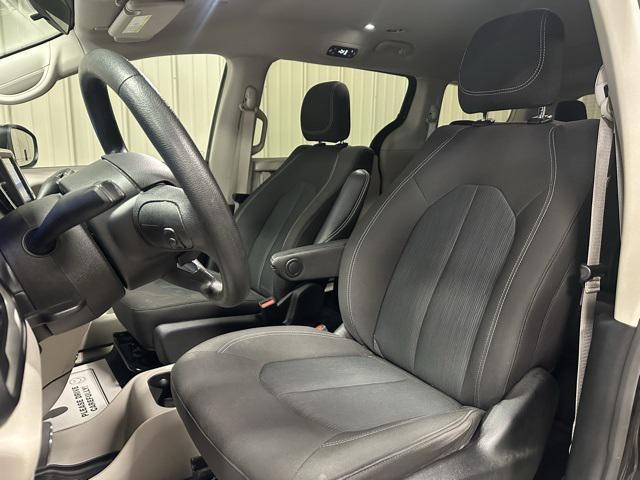 Photo of 2021 Brilliant Black Crystal Pearlcoat Chrysler Voyager