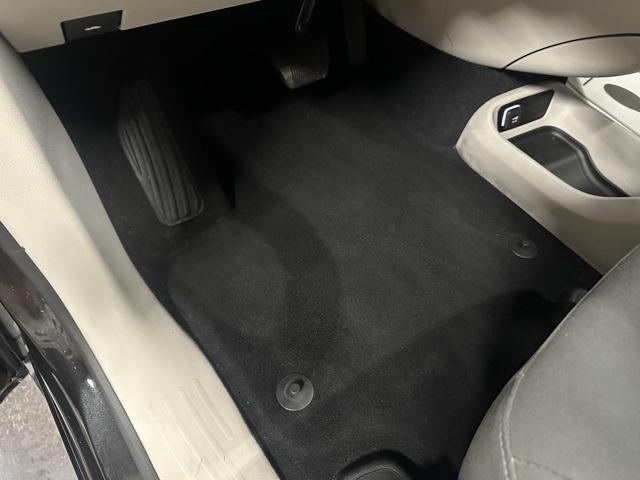 Photo of 2021 Brilliant Black Crystal Pearlcoat Chrysler Voyager