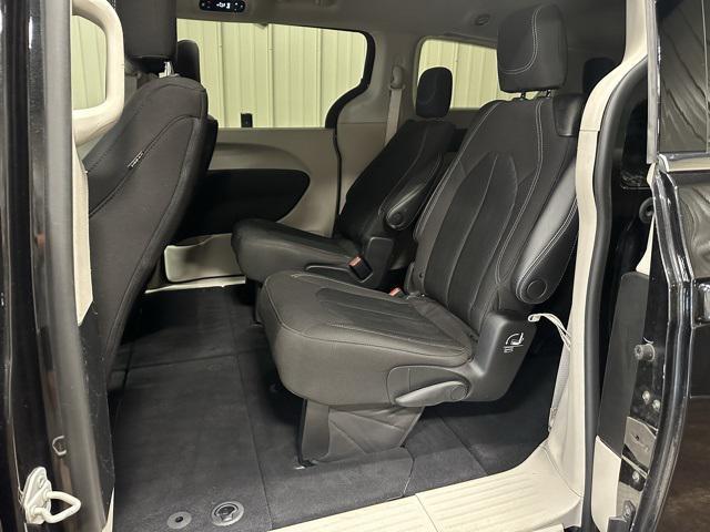 Photo of 2021 Brilliant Black Crystal Pearlcoat Chrysler Voyager