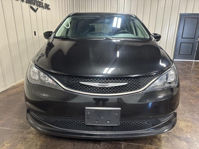 Photo of 2021 Brilliant Black Crystal Pearlcoat Chrysler Voyager