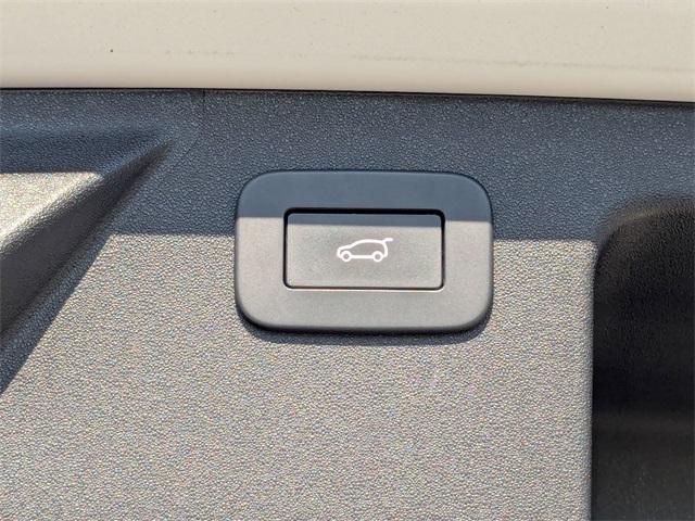Photo of 2023 Fuji White Land Rover Discovery Sport