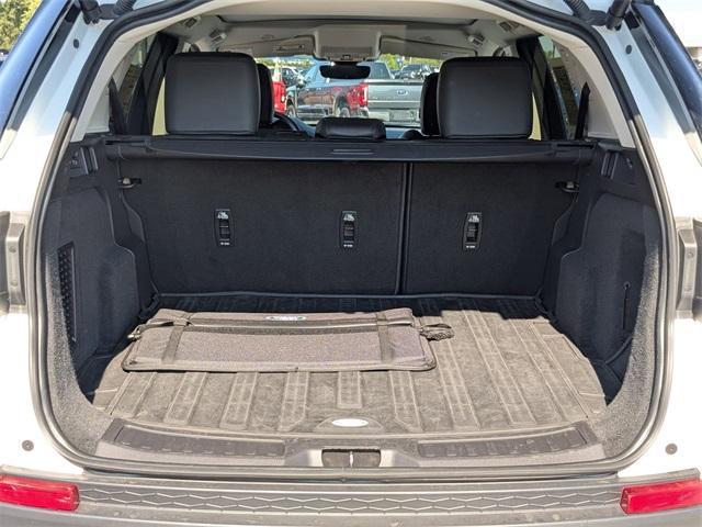 Photo of 2023 Fuji White Land Rover Discovery Sport