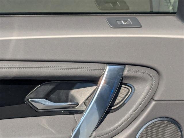 Photo of 2023 Fuji White Land Rover Discovery Sport