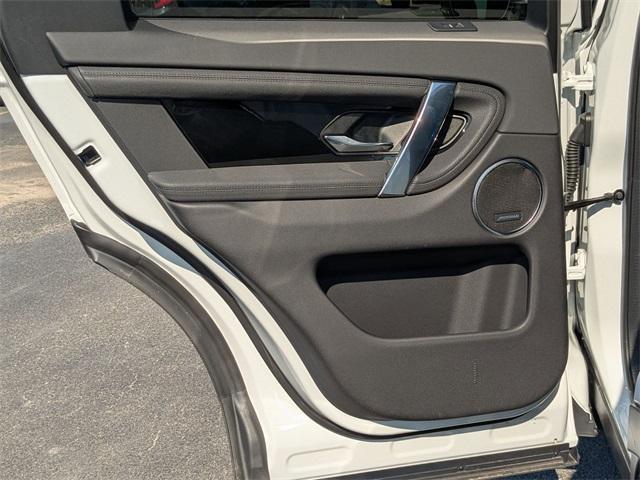 Photo of 2023 Fuji White Land Rover Discovery Sport