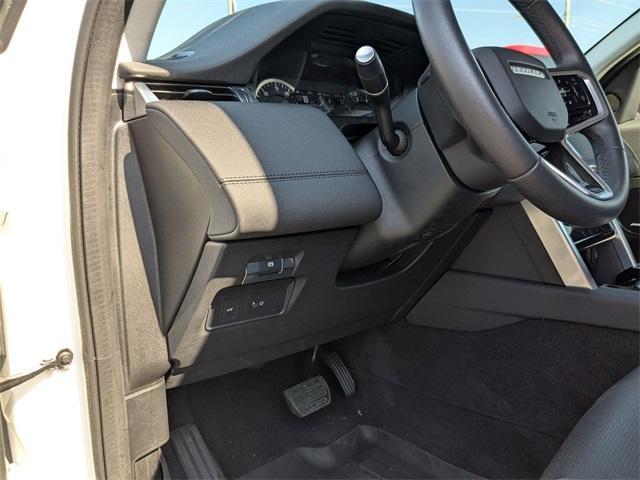 Photo of 2023 Fuji White Land Rover Discovery Sport