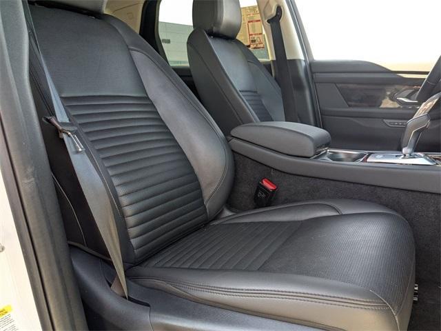 Photo of 2023 Fuji White Land Rover Discovery Sport