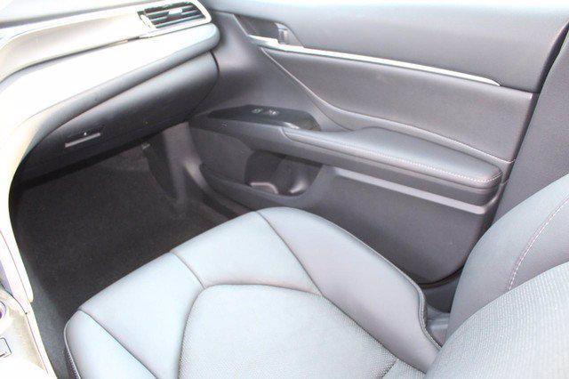 Photo of 2018 Super White Toyota Camry