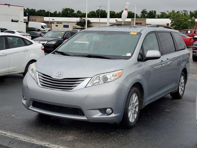 Photo of 2015 Silver Sky Metallic Toyota Sienna