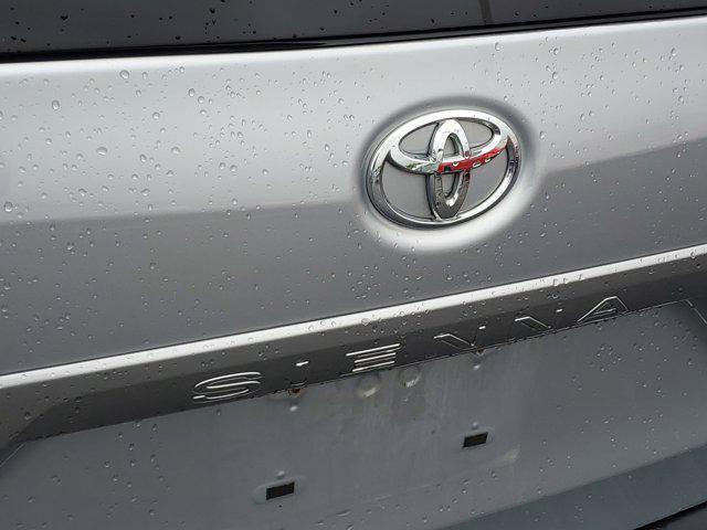Photo of 2015 Silver Sky Metallic Toyota Sienna
