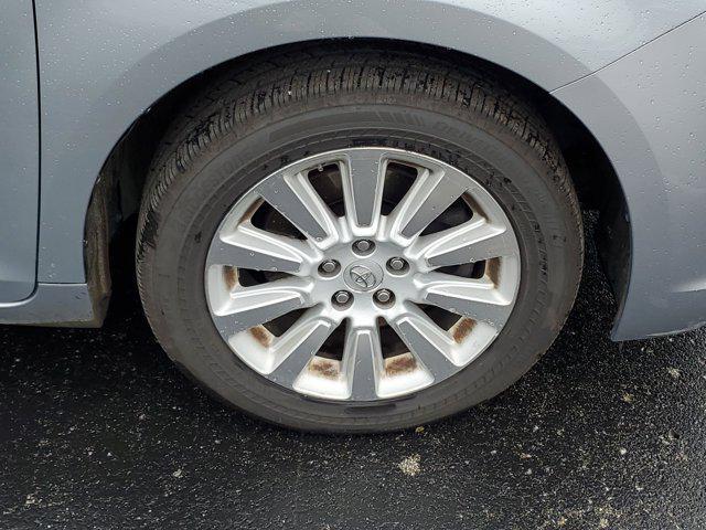 Photo of 2015 Silver Sky Metallic Toyota Sienna