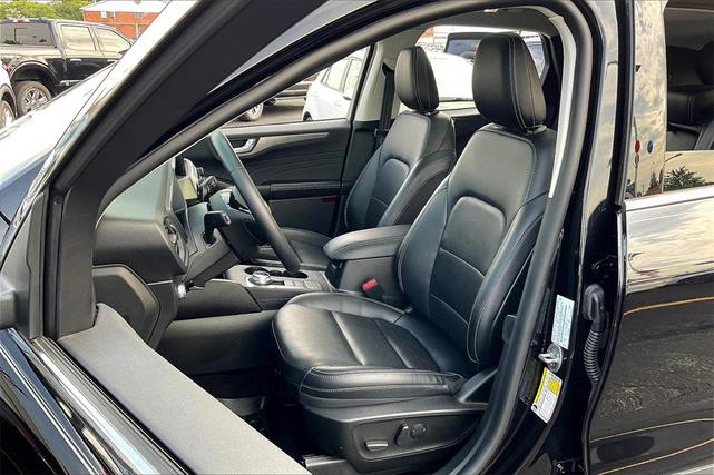 Photo of 2022 Agate Black Metallic Ford Escape