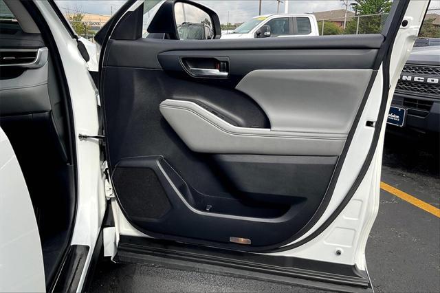 Photo of 2022 Wind Chill Pearl Toyota Highlander Hybrid