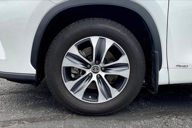 Photo of 2022 Wind Chill Pearl Toyota Highlander Hybrid